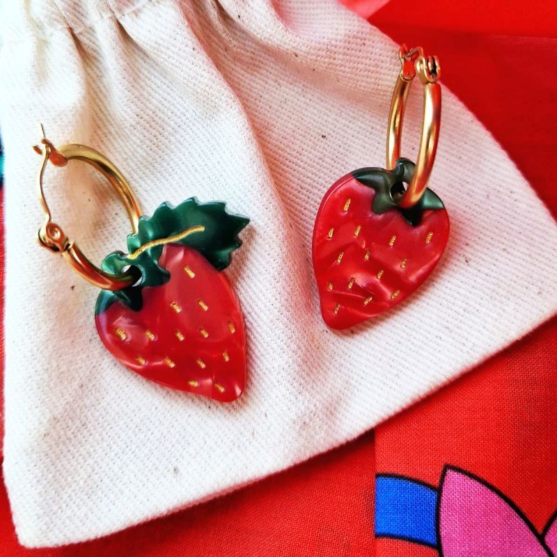 Φωτογραφία από Strawberry Earrings